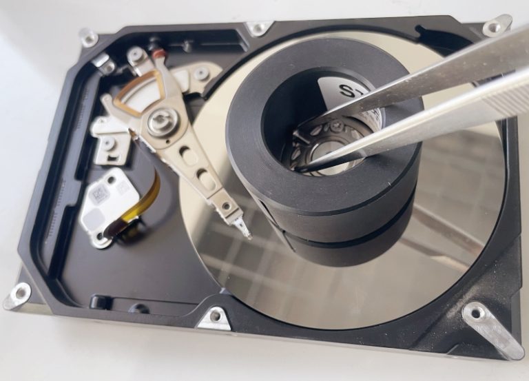 Clean Room HDD Spindle Screw Remover Assistant