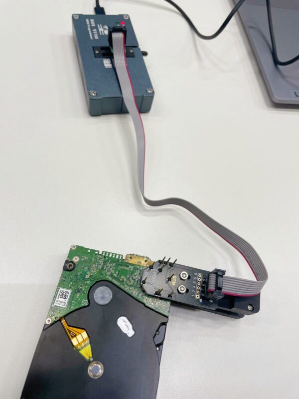 hard-drive-rom-chip-pin-reader-v5100-in-use hard-drive-rom-chip-pin-reader-v5100-in-use